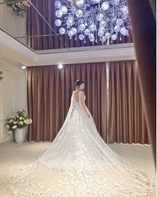 婚纱店试衣间里发现的"情感故事"：一次试穿背后隐藏了多少人间悲欢？